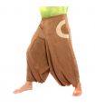 Aladinhose hellbraun mit 2 Seitentaschen und bunten Stoff Applikationen