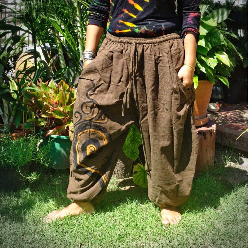 Harem capri pants with spiral pattern