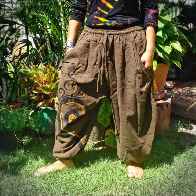 Harem capri pants with spiral pattern