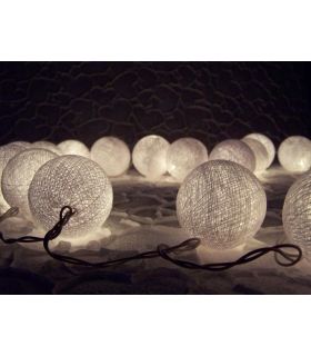 Luces de Navidad hechas de bolas de algodón, blanco