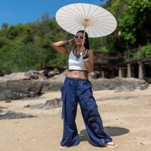 Nahaufnahme einer Haremshose mit weitem Fall und dezentem Muster