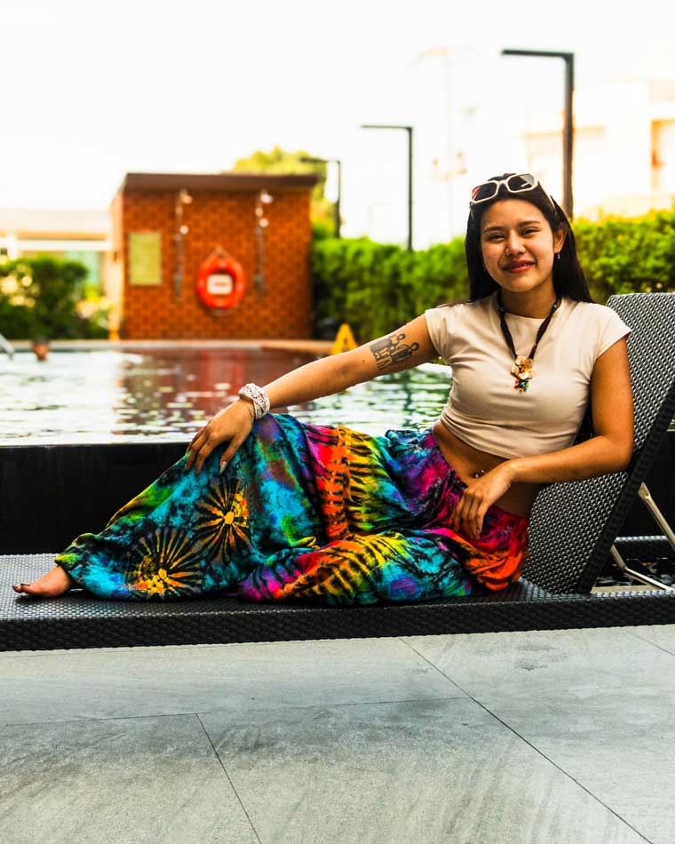 Frau trägt eine Haremshose im Yogastudio